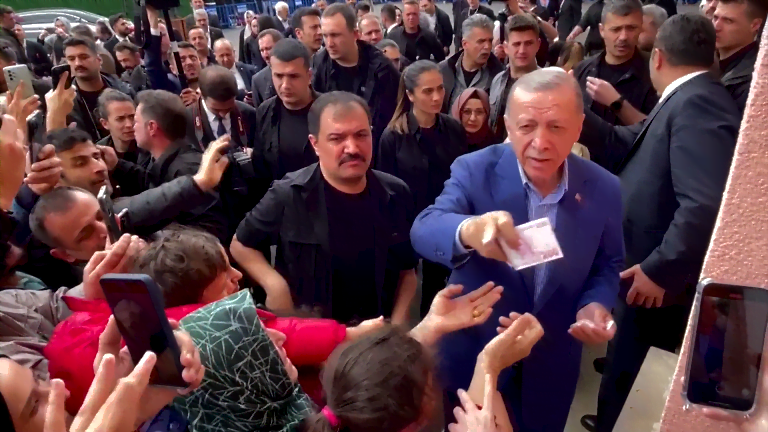 Erdogan membagikan uang kepada pendukungnya