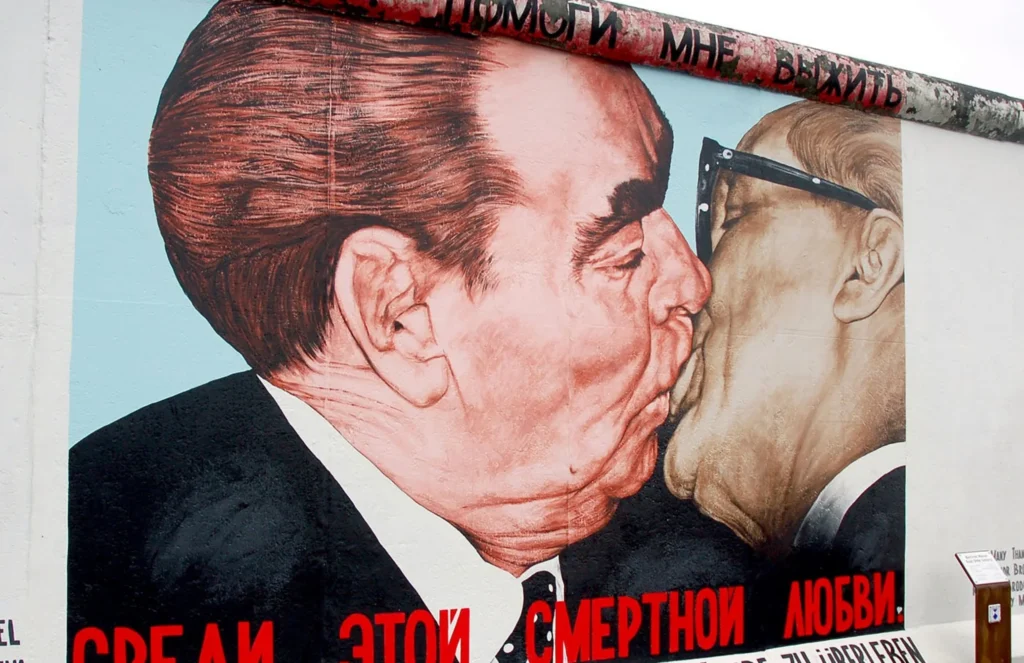 Hari Ciuman Internasional: 3 Kecupan Legendaris Antar Pemimpin Dunia - AP Helmuth Lohmann Corbis