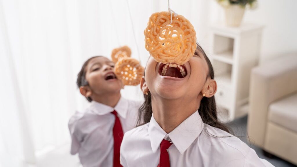 10 Ide Lomba 17 Agustus yang Hemat Biaya untuk Anak-Anak - Peraturan lomba makan kerupuk Peraturan lomba makan kerupuk