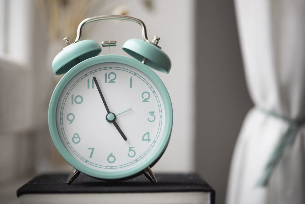 10 Hadiah Lomba 17 Agustus yang Hemat Biaya dan Bermanfaat - close up clock with time change 10 Hadiah Lomba 17 Agustus yang Hemat Biaya dan Bermanfaat - close up clock with time change