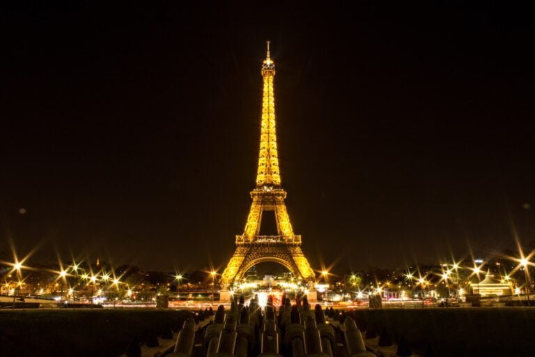 Biaya hidup di Paris - Menara Eiffel saat malam