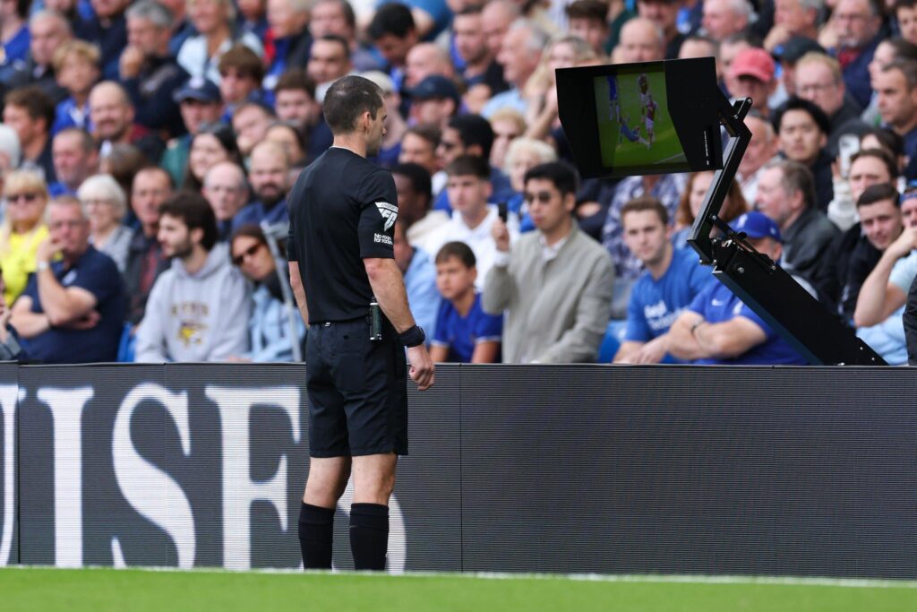 VAR dalam Sepak Bola: Antara Kontroversi dan Upaya Mencapai Keadilan