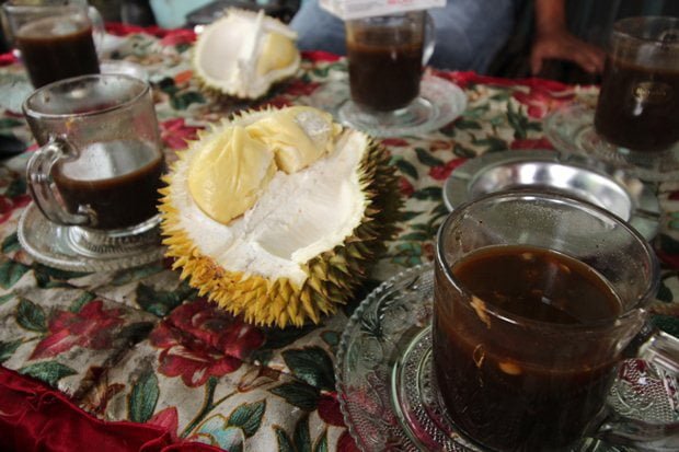 Apakah Boleh Minum Kopi Setelah Makan Durian