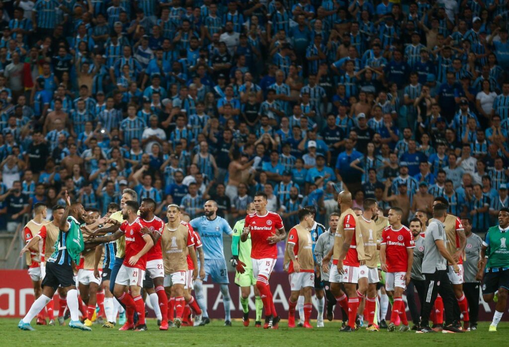 5 Pertandingan dengan Kartu Merah Terbanyak, Ada yang Sampai Satu Lapangan Diusir! - Gremio vs Internacional 2020 5 Pertandingan dengan Kartu Merah Terbanyak, Ada yang Sampai Satu Lapangan Diusir! - Gremio vs Internacional 2020