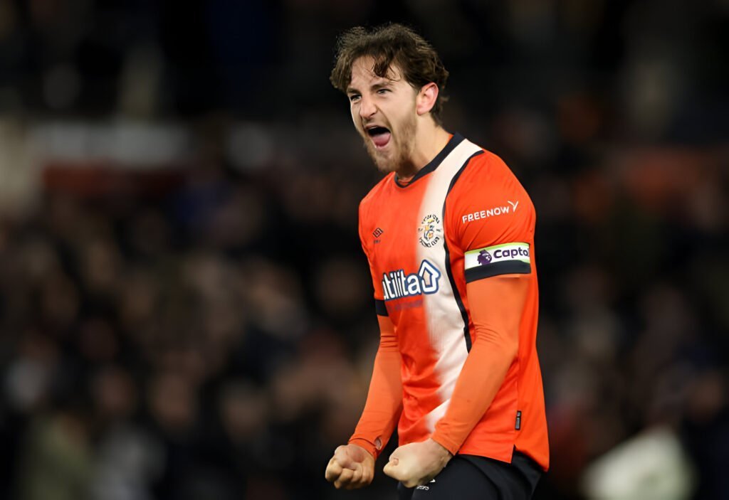 Tom Lockyer Kolaps Saat Melawan Bournemouth, Kedua Kalinya dalam Tahun Ini - Tom Lockyer Luton Town Tom Lockyer Kolaps Saat Melawan Bournemouth, Kedua Kalinya dalam Tahun Ini - Tom Lockyer Luton Town