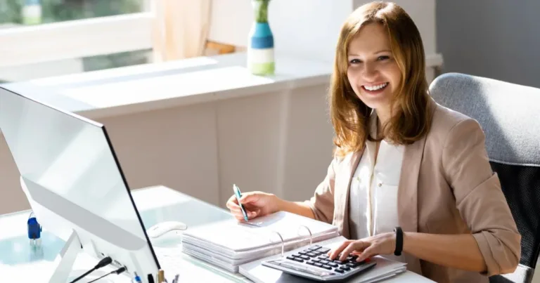 Accountant-bookkeeper-working-at-her-desk