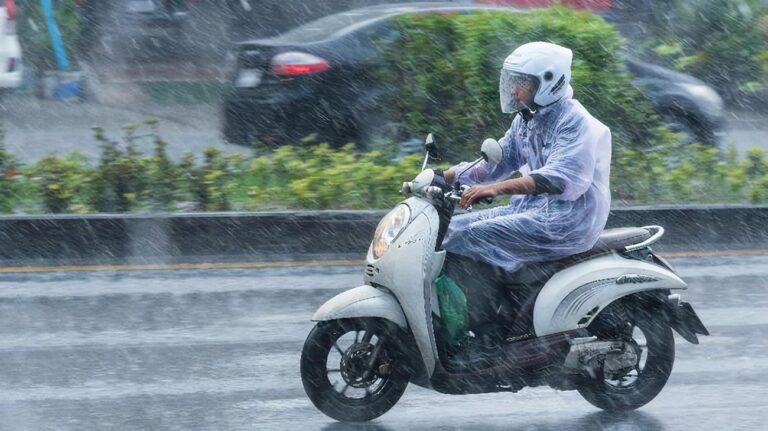 Tips Berkendara Saat Hujan