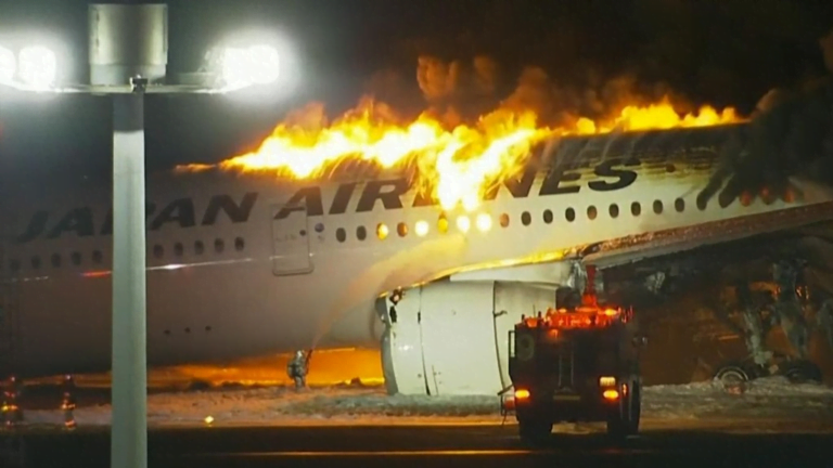 pesawat japan airlines terbakar