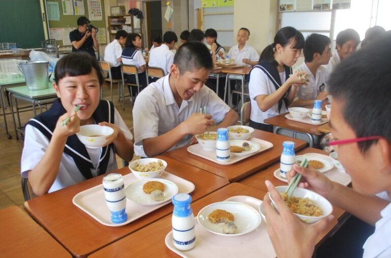 makan siang untuk anak sekolah di jepang