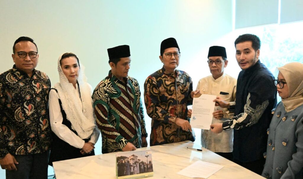 Film Kiblat Akan Ganti Judul dan Poster Usai Tuai Kontroversi - Film Kiblat akan ganti judul dan poster Film Kiblat Akan Ganti Judul dan Poster Usai Tuai Kontroversi - Film Kiblat akan ganti judul dan poster