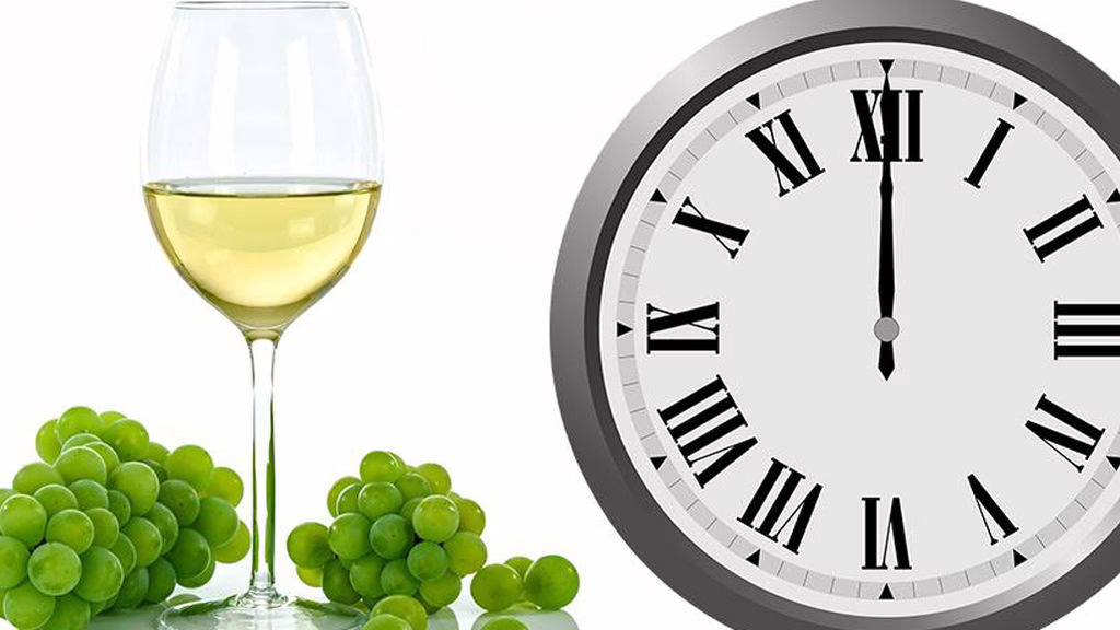 makan 12 anggur di bawah meja saat tahun baru