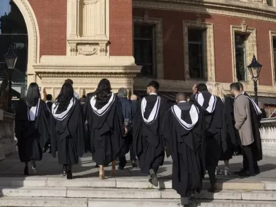 _129841558_graduatesgettyimages.jpg pelajar internasional dilarang bawa keluarga ke inggris