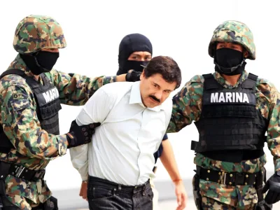 Militer Meksiko menahan gembong narkoba Meksiko Joaquin Guzman Loera, alias 'El Chapo' di hanggar Angkatan Laut di Mexico City, Meksiko, 22 Februari 2014. (MARIO GUZMAN / EPA)