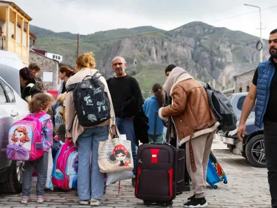 Pengungsi tiba di Goris, Armenia hari Senin (Alain Jocard/AFP/Getty Images)