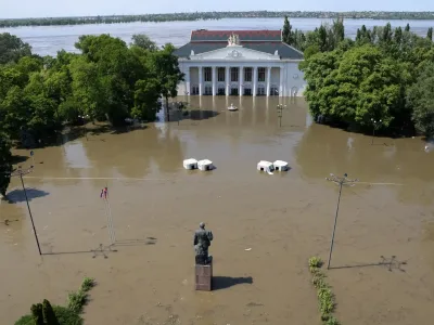 Rumah Budaya terendam air luapan bendungan Nova Kakhovka yang hancur akibat ledakan pada 6 Juni (Reuters/Alexey Konovalov)