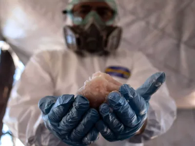 Seorang ahli Angkatan Darat Meksiko menunjukkan pasta sabu di laboratorium di Tecate, Meksiko. (Guillermo Arias/AFP/Getty Images)
