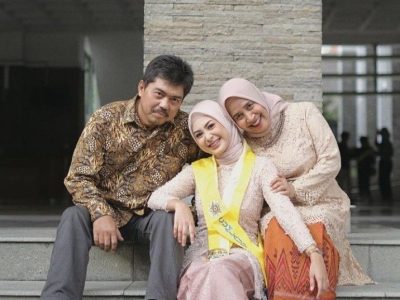 Baju untuk Menghadiri Wisuda Anak Kuliah