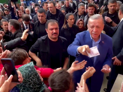 Erdogan membagikan uang kepada pendukungnya