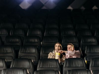 Apakah boleh ciuman di bioskop?