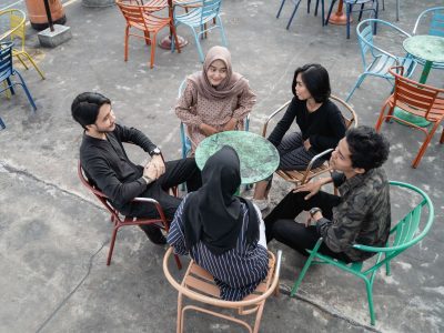 gambar orang ngabuburit pantun ngabuburit lucu caption ngabuburit