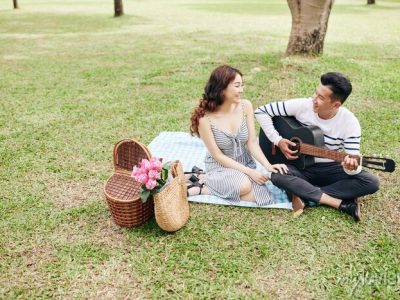 handsome-young-asian-man-playing-guitar-and-singing-for-his-girlfriend-when-they-are-having-picnic-in-park-700-239589225 lagu yang cocok untuk pasangan