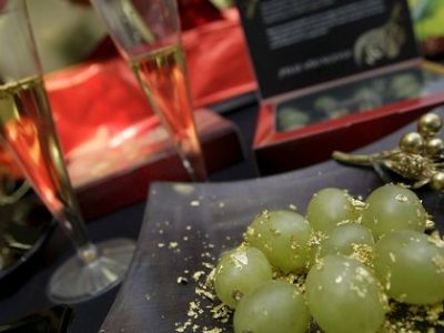 makan anggur di bawah meja saat tahun baru tradisi mana