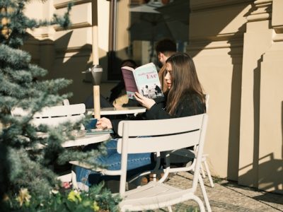 performative reading orang membaca buku di tempat umum