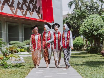 Kado Wisuda untuk Sahabat Perempuan Kado Wisuda untuk Sahabat Perempuan