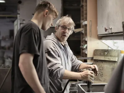 berbaur dengan rekan kerja yang lebih tua