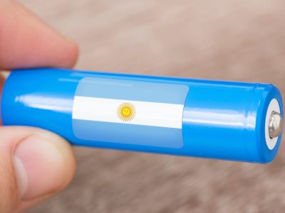 baterai Li-ion dengan bendara Argentina (shutterstock/vitalli)